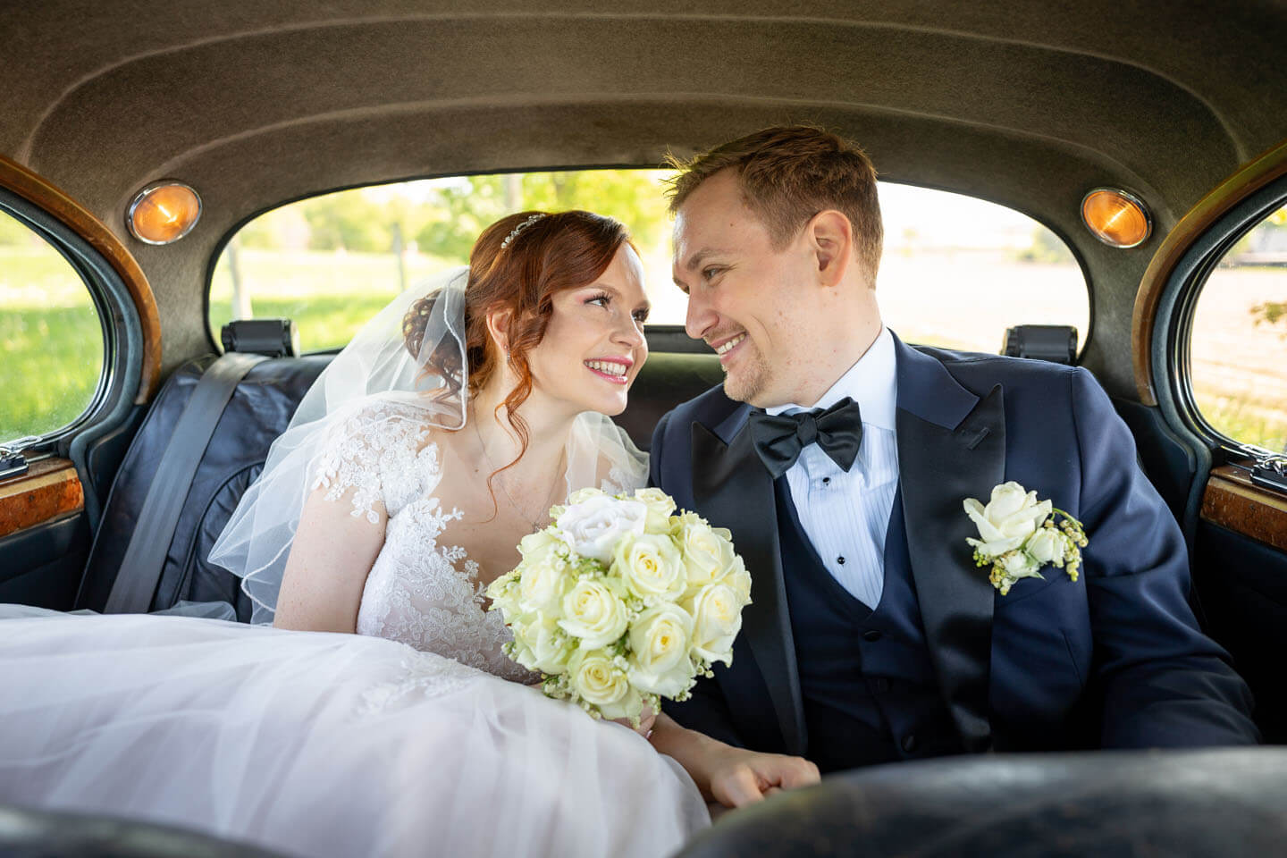 Hochzeitspaar im Oldtimer nach der Trauung. (Fotografiert von Florian Läufer, Hamburg.)