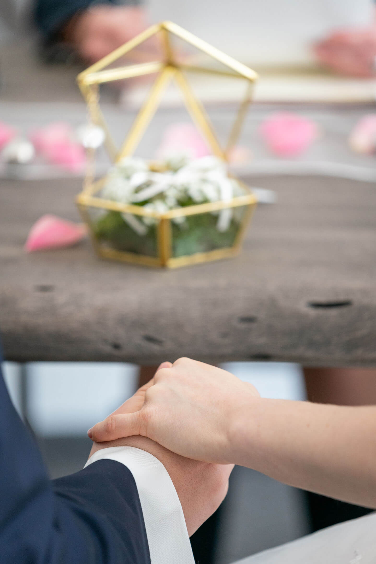 Händchen halten im Standesamt