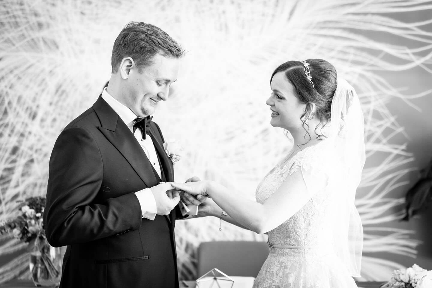 Ringwechsel in schwarzweiß fotografiert.