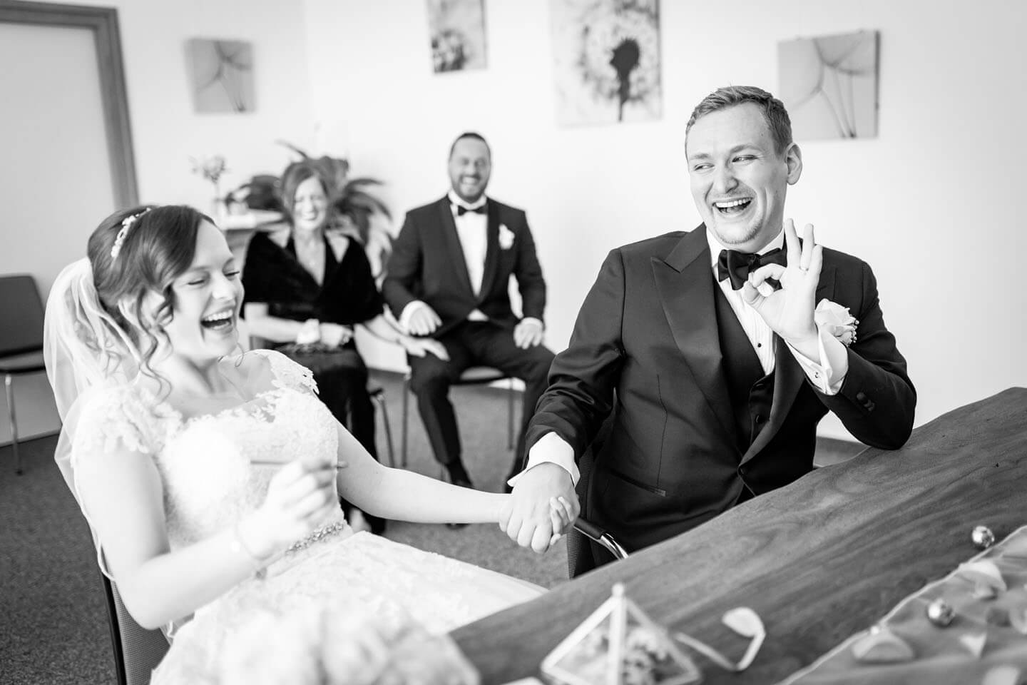 Spaß im Standesamt Rosengarten. Foto: Florian Läufer aus Hamburg.