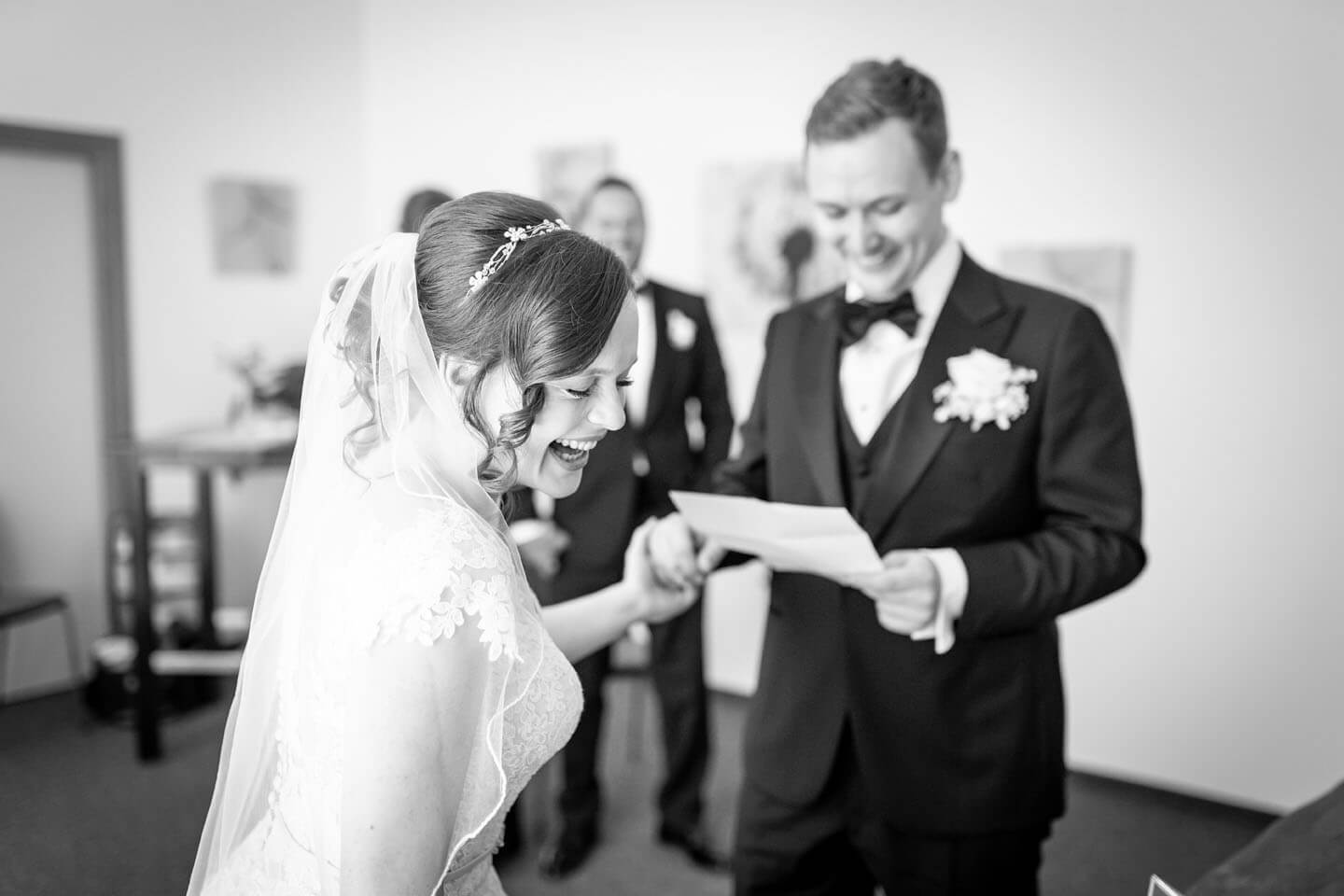 Braut lacht im Standesamt