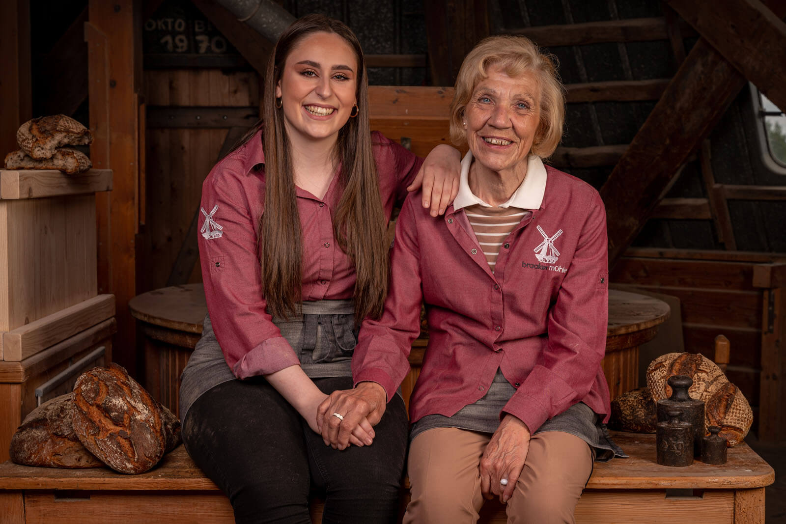 Zwei Kolleginnen der Braaker Mühle beim Fotoshooting mit Florian Läufer aus Hamburg.