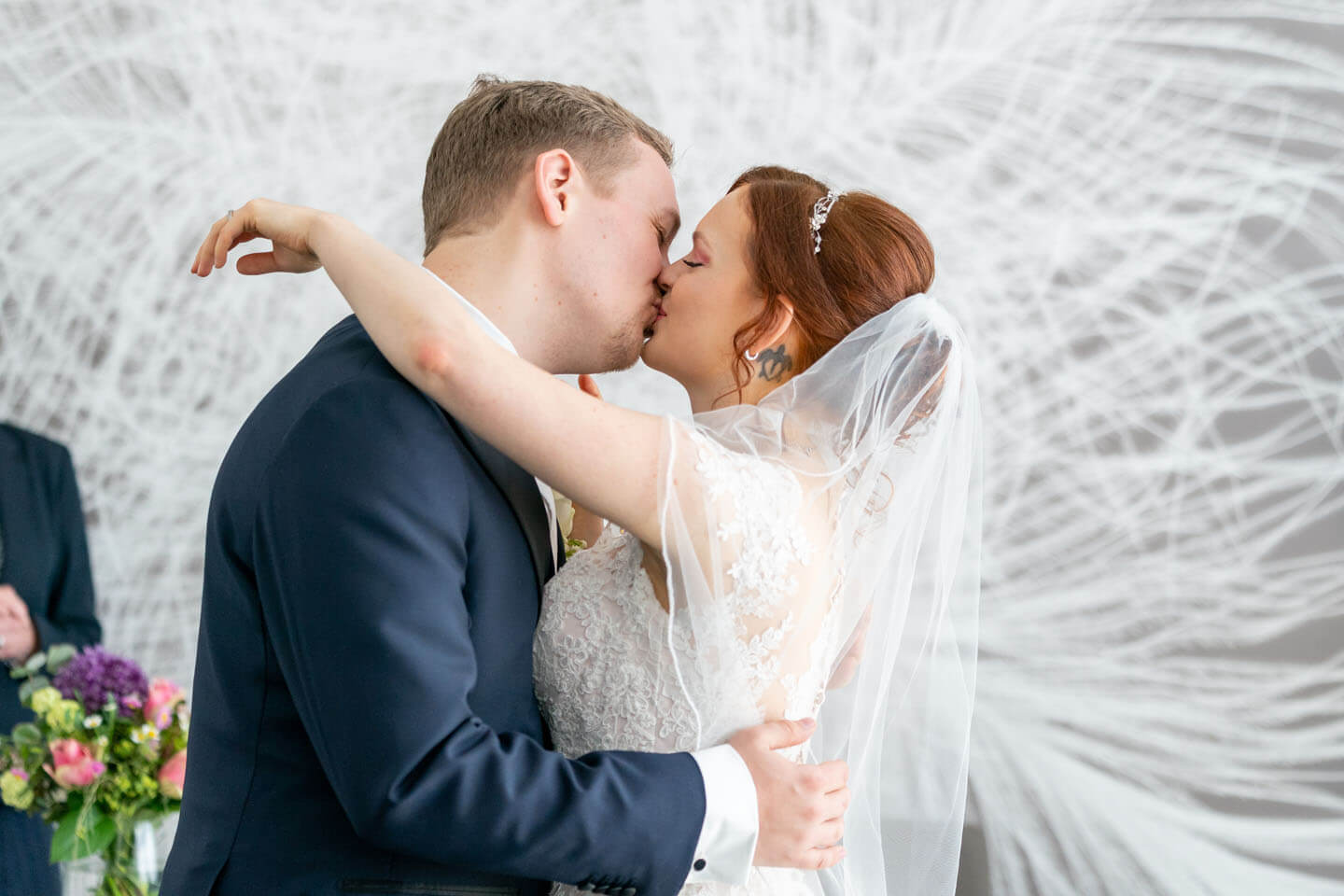 Vermählungskuss im Standesamt