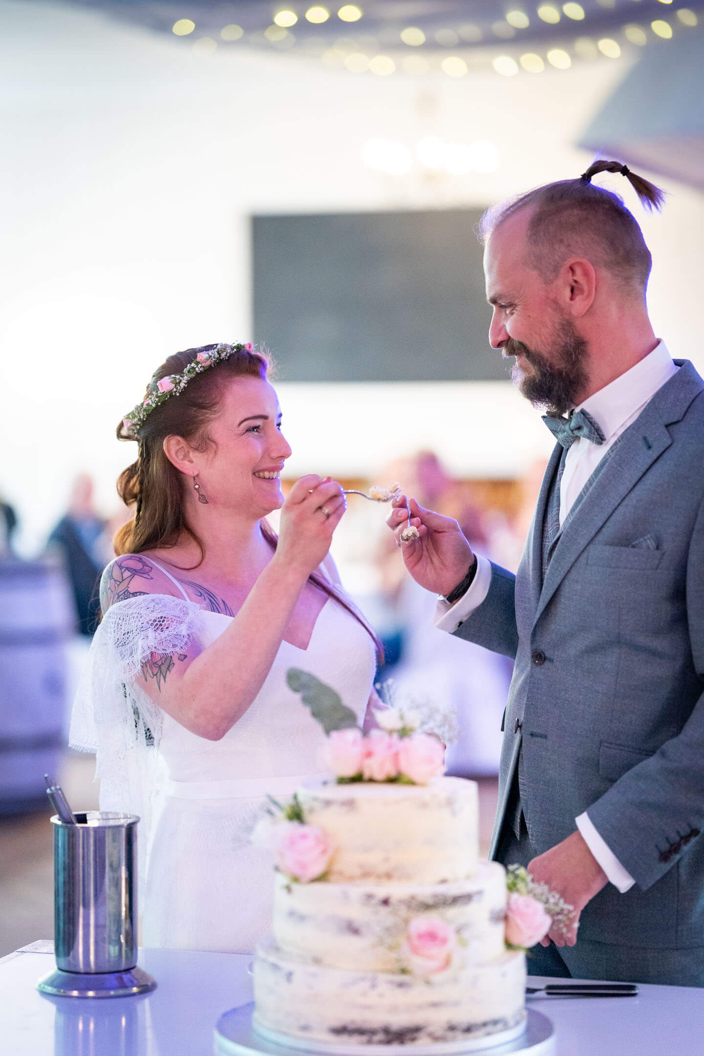 Brautpaar isst Hochzeitstorte