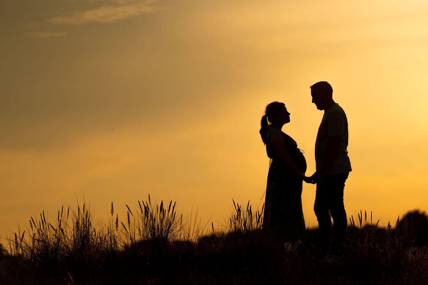 Babybauch-Shooting in der Abendsonne