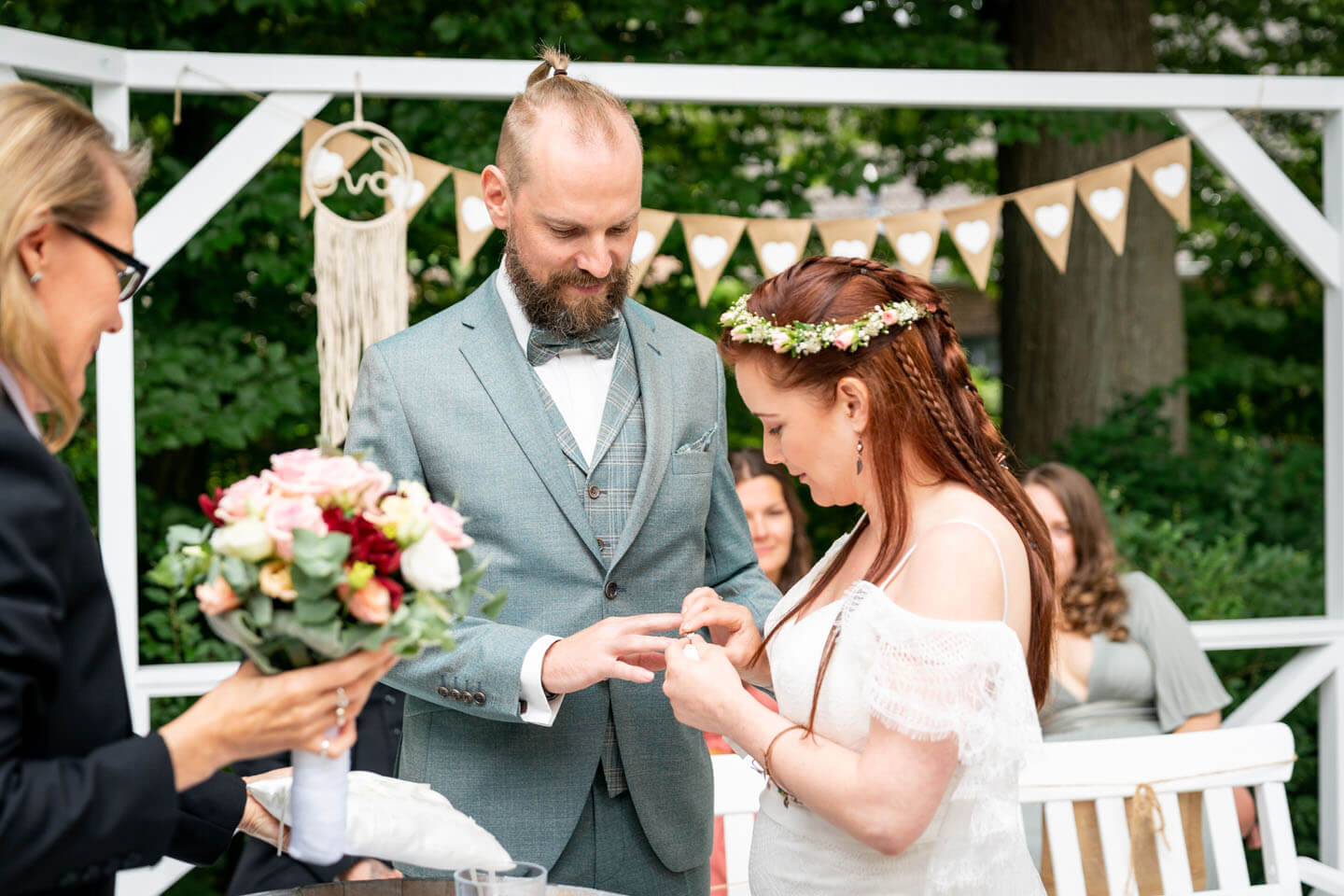 Aufstecken der Ringe bei Boho-Hochzeit in Rosengarten