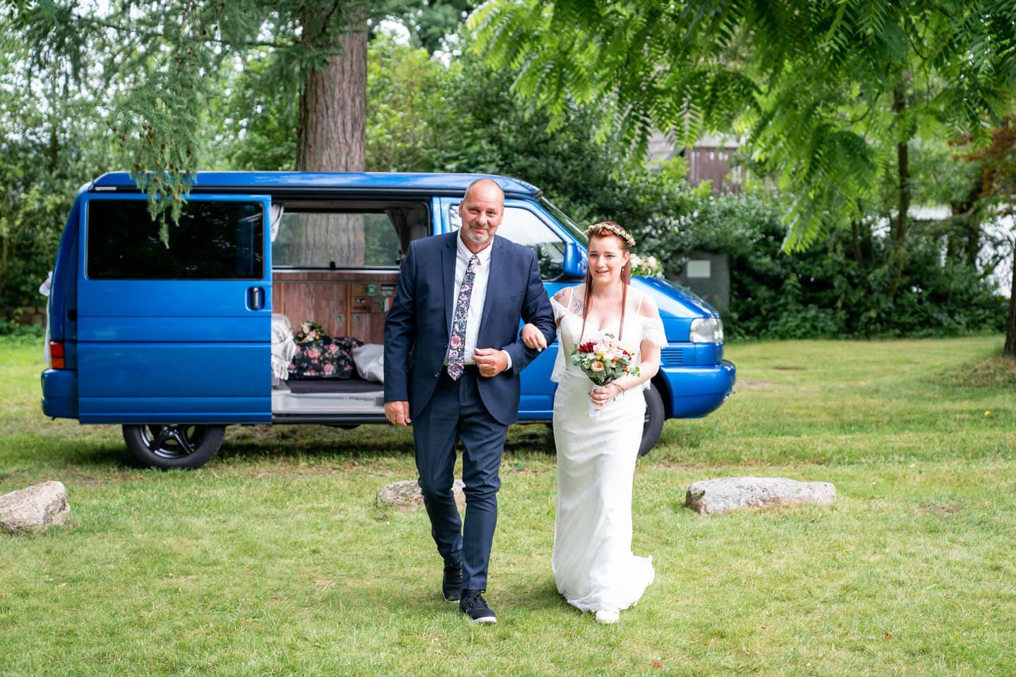 Brautvater geleitet seine Tochter zum Altar