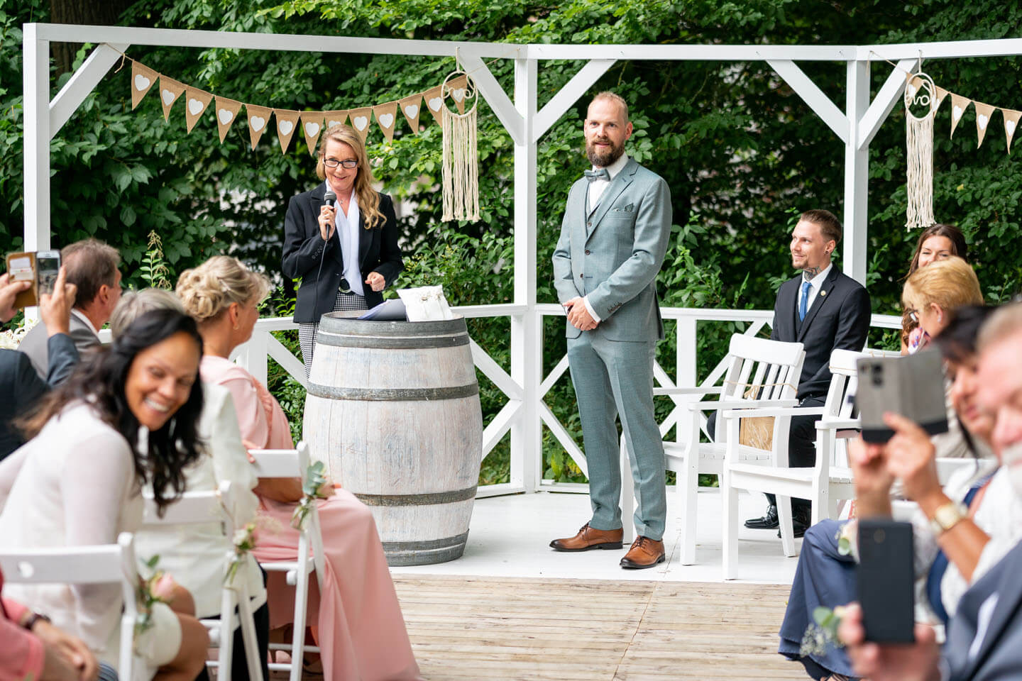Bräutigam wartet bei Boho-Hochzeit auf die Braut