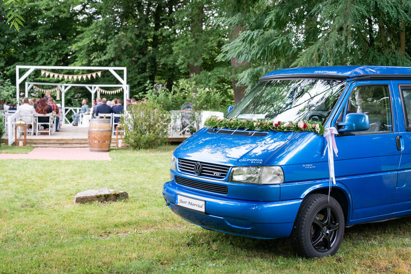 VW Bus bei Boho-Hochzeit unter freiem Himmel