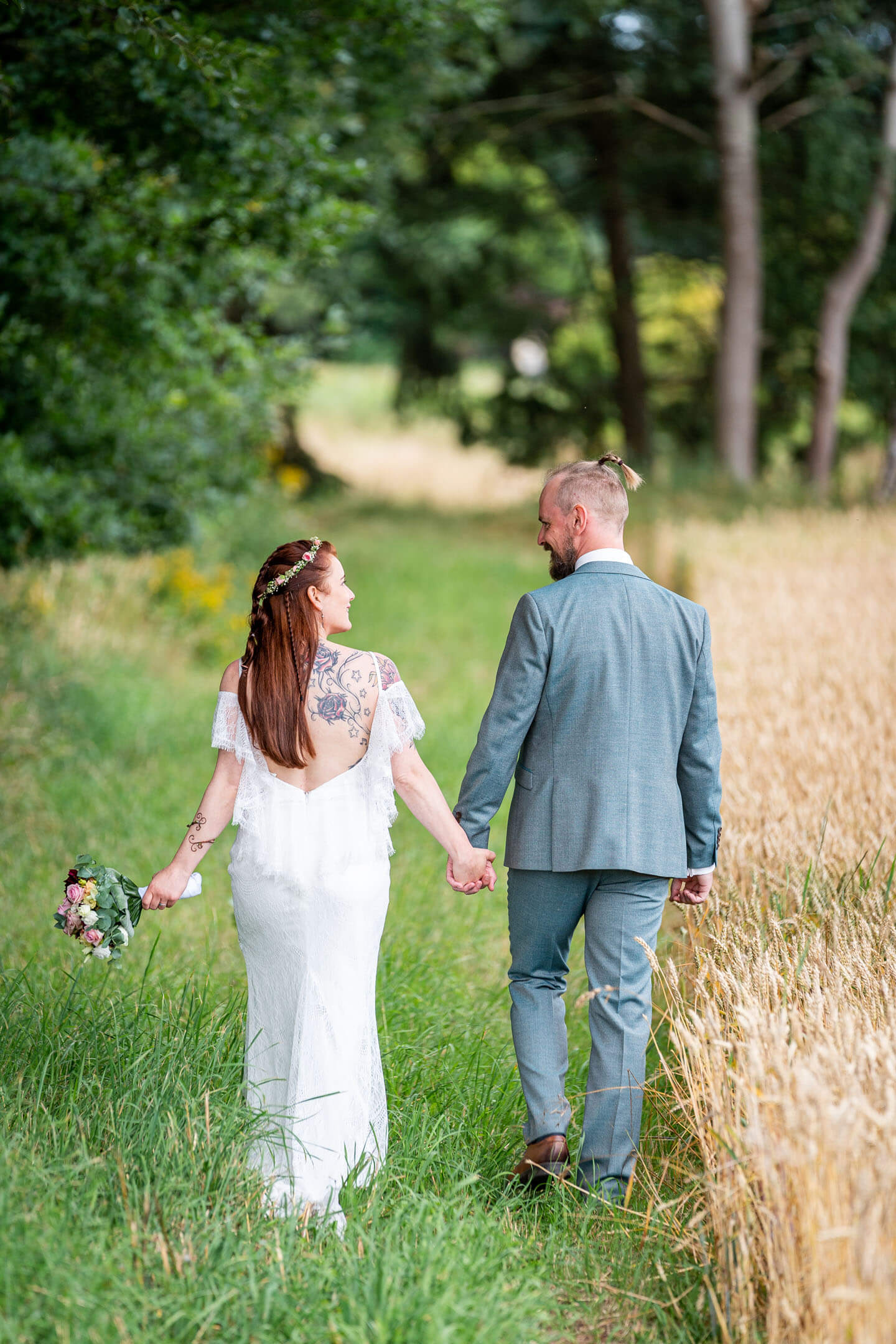 Hochzeitsfoto in der Natur aufgenommen