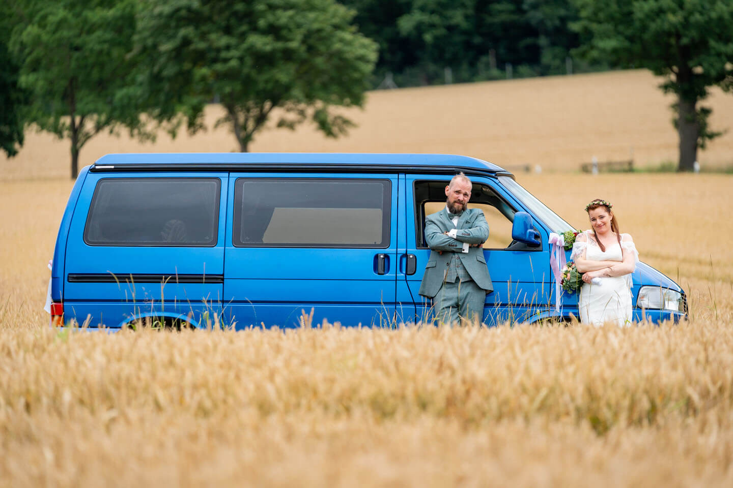 Hochzeitspaar mit VW-Bus beim Brautpaarshooting