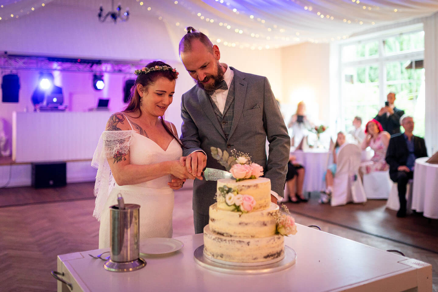 Anschnitt der Hochzeitstorte (Foto: Florian Läufer)