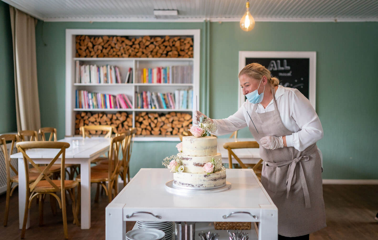 Hochzeitsvorbereitungen an der Torte