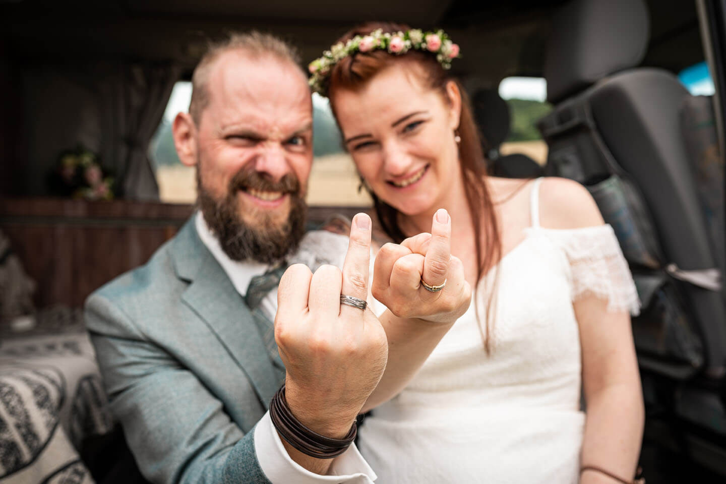 Hochzeitspaar zeigt Eheringe auf dem Ringfinger