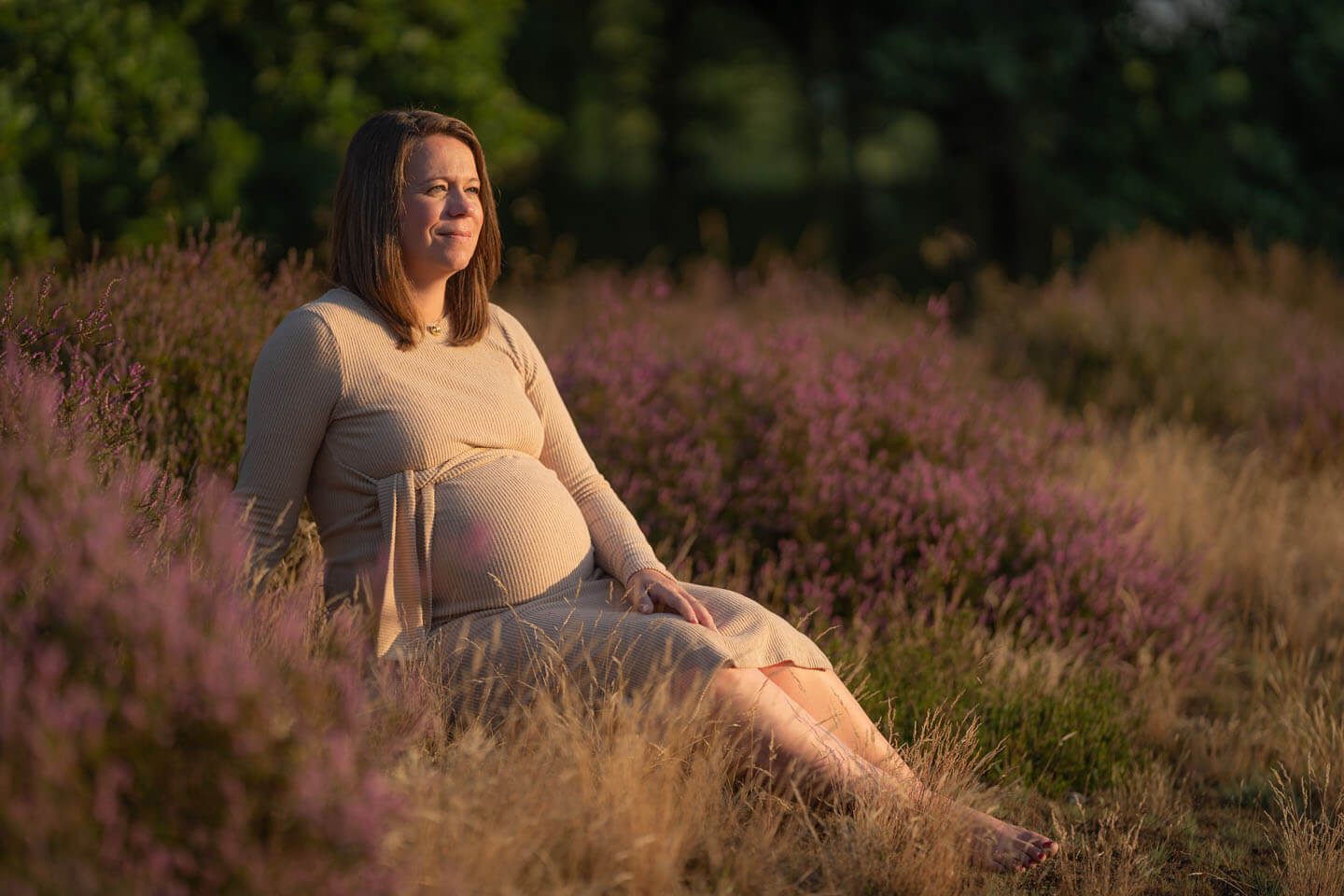 Die hochschwangere Franziska in der blühenden Heide