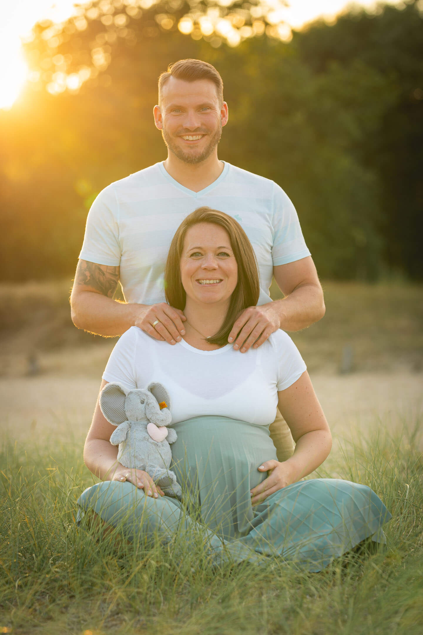 Die Sonne geht unter beim Babybauch-Shooting in der Nähe von Hamburg
