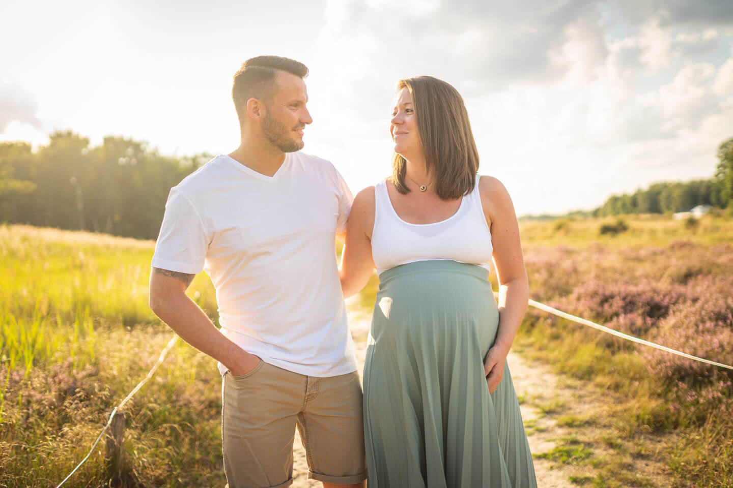 Shooting mit Babybauch in der Heide