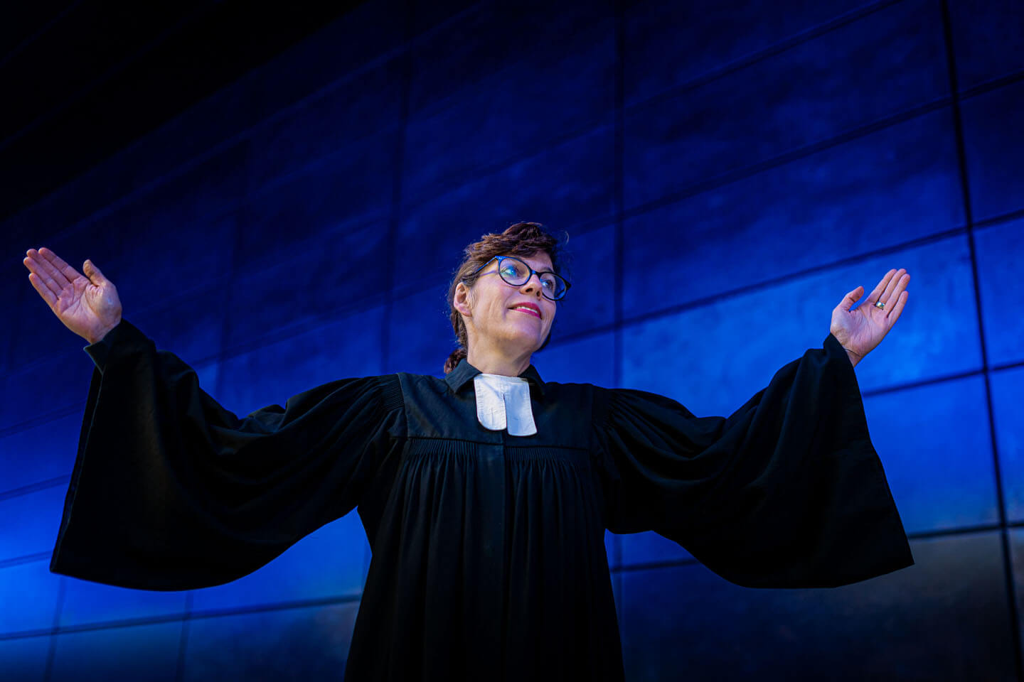 Abschlussfoto der Kieztour mit Pastorin Angelika Gogolin