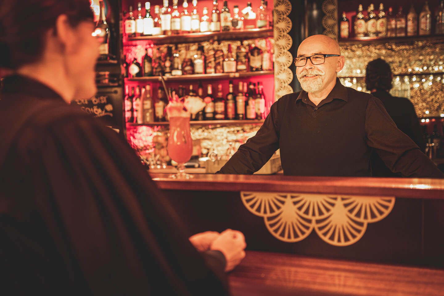 Serviceleiter Jacek an der Bar im Schmidts Tivoli