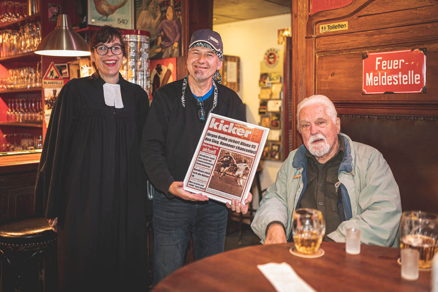 Stammgäste in der Kneipe Fasan in Eimsbüttel mit Pastorin Gogolin