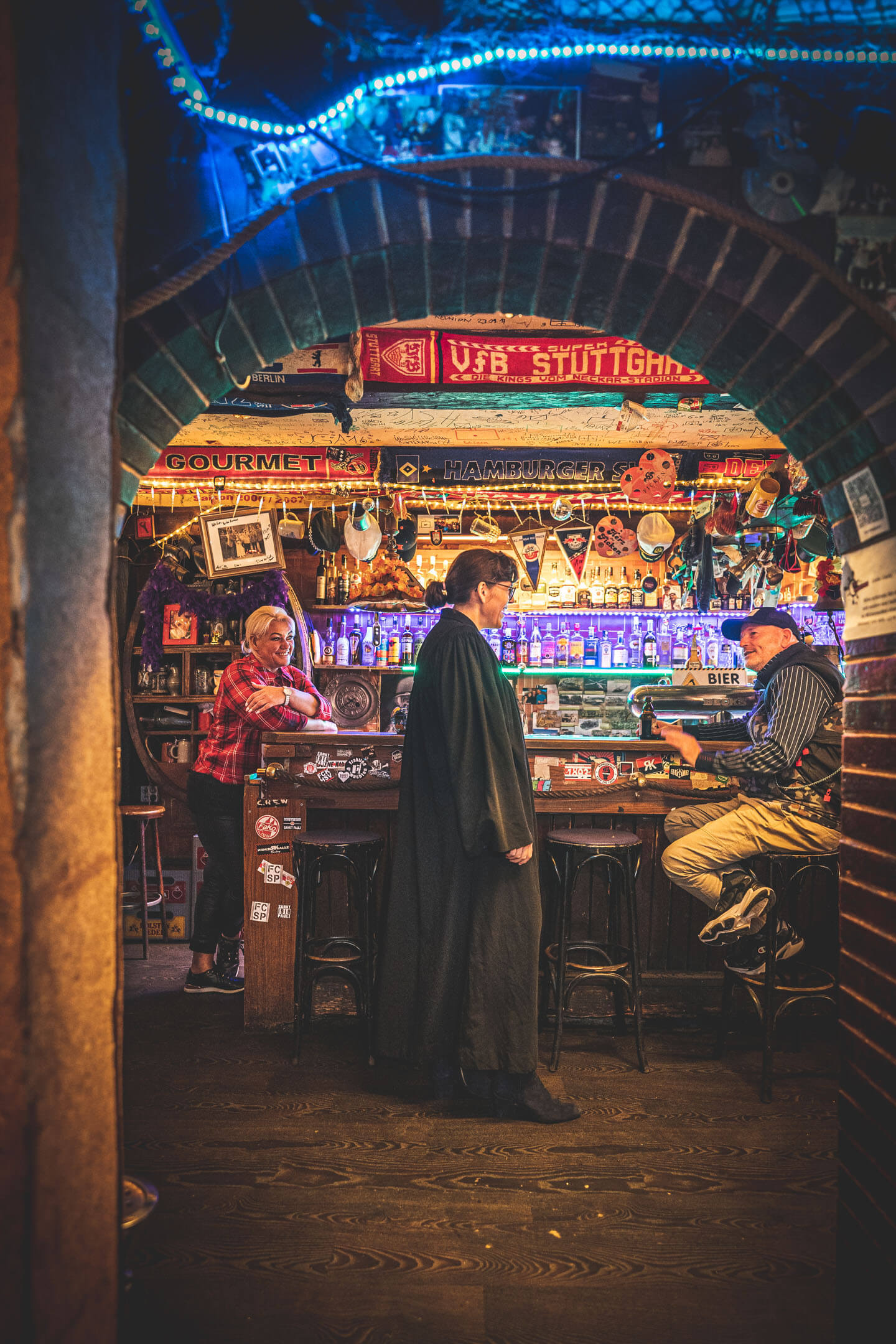 Pastorin Angelika in der Kiezkneipe zum Windjammer um die Ritualagentur bekannt zu machen