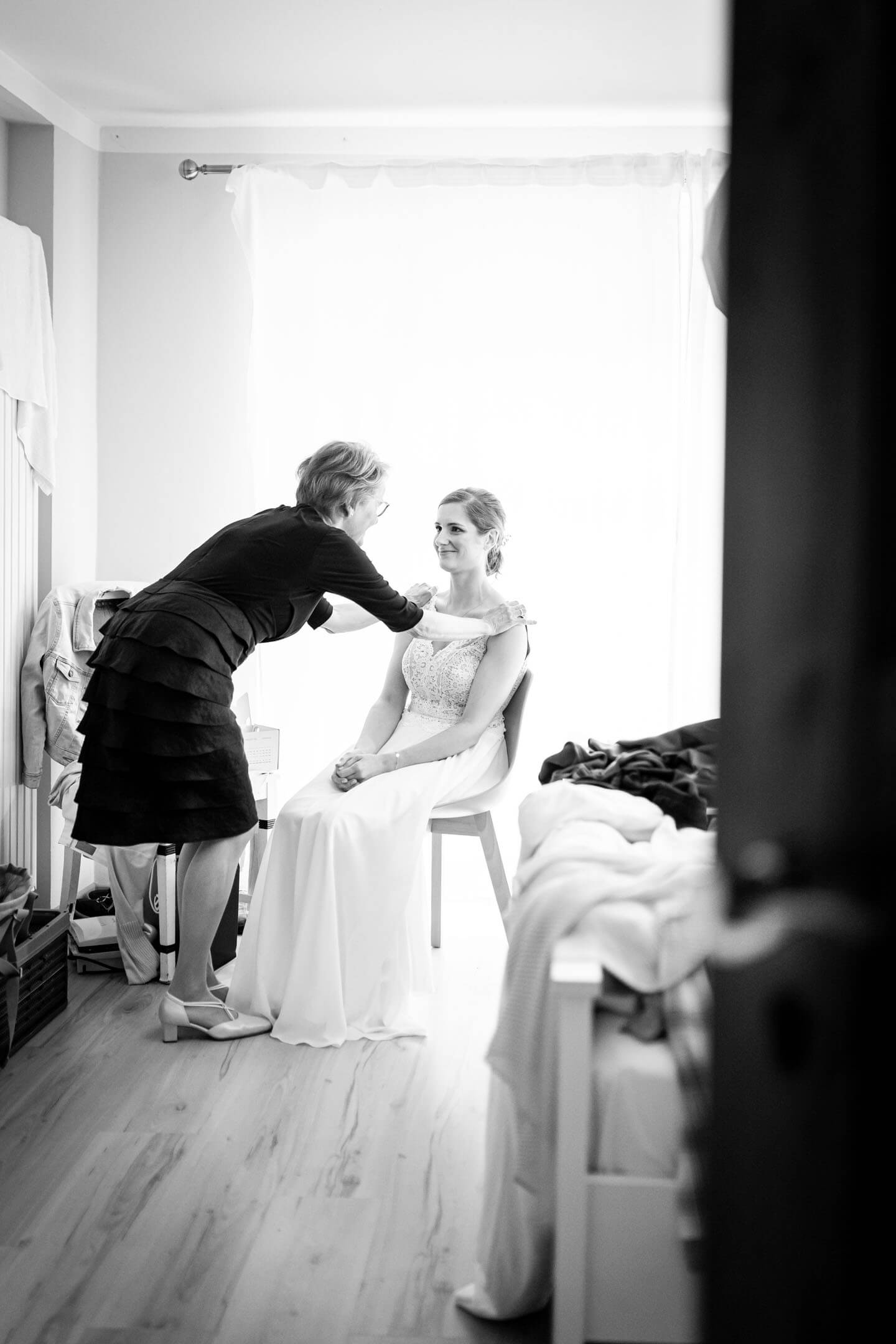 Mama und Tochter kurz vor der Trauung