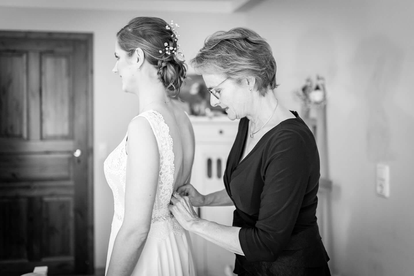 Zuknöpfen des Brautkleids