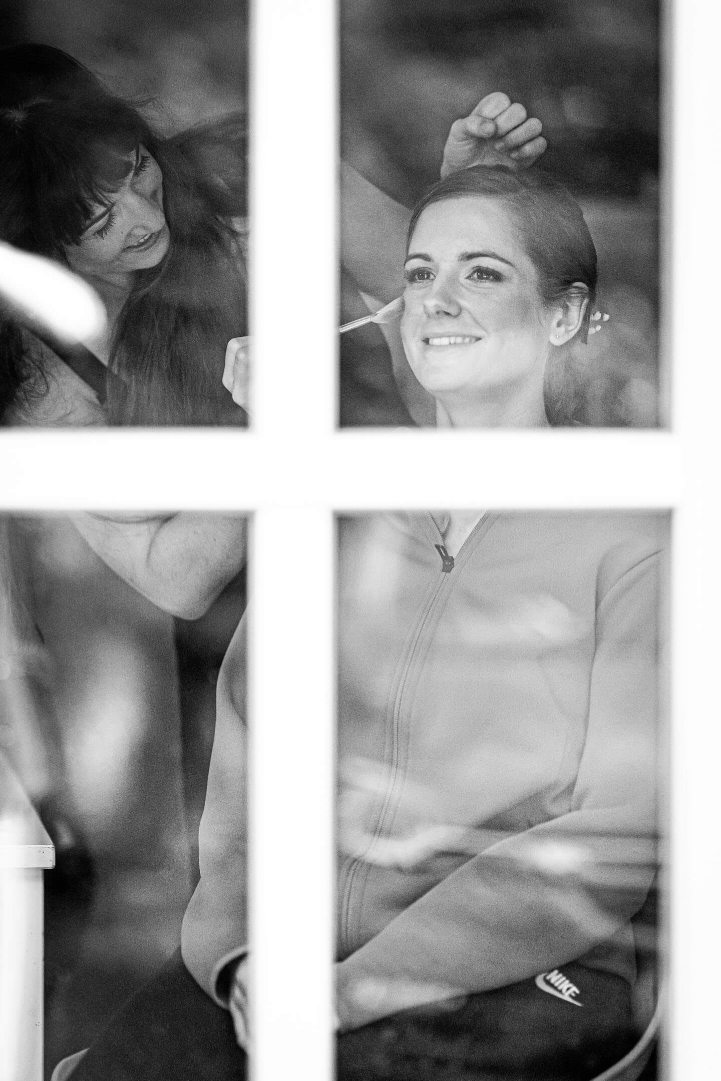 Blick durchs Fenster: Getting Ready der Braut