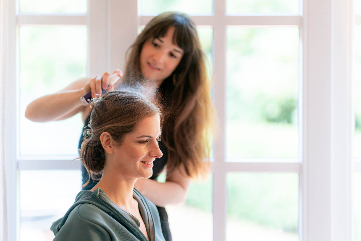 Haarspray beim getting ready