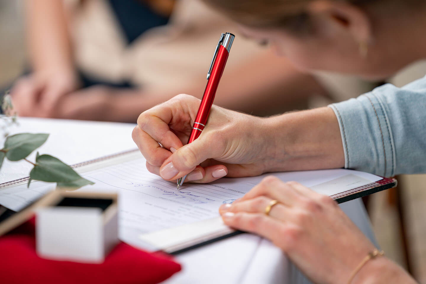 Unterschreiben der Heiratsurkunde