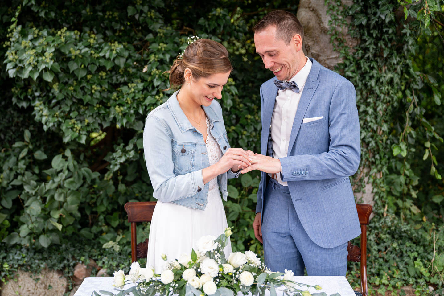 Ringtausch bei standesamtlicher Trauung unter freiem Himmel in Uetersen.