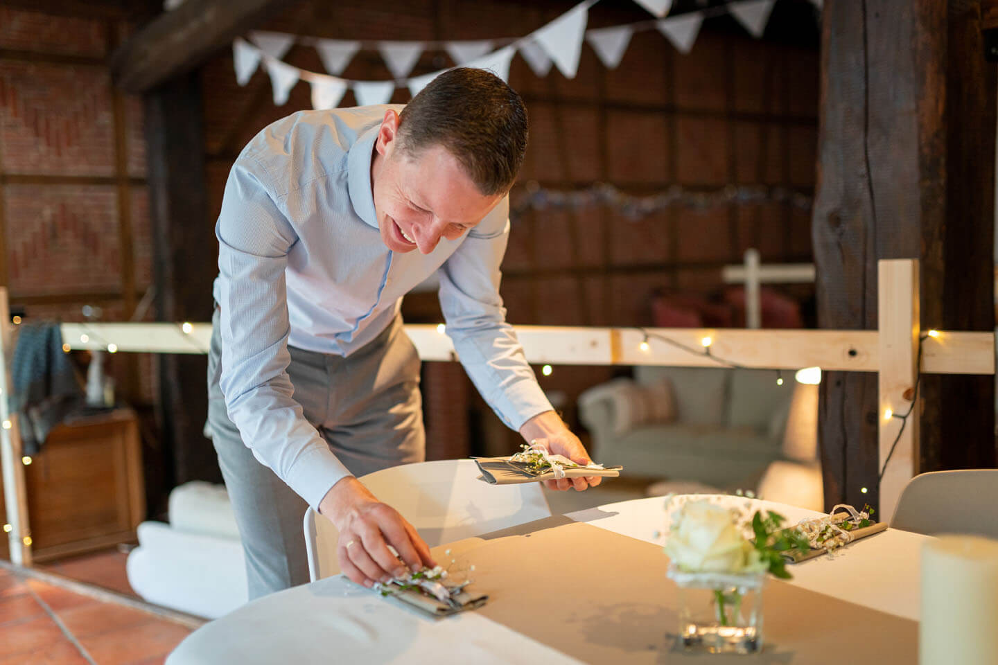 Gast deckt für das Hochzeitsessen ein