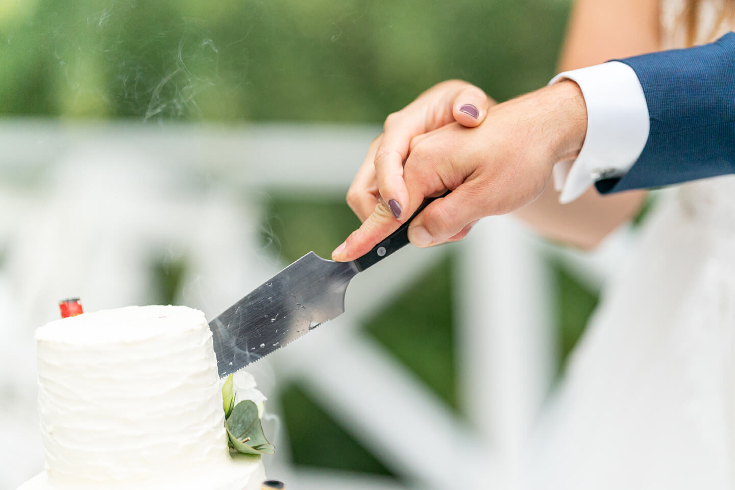 Anschnitt der Hochzeitstorte. Wer hat die Hand oben?