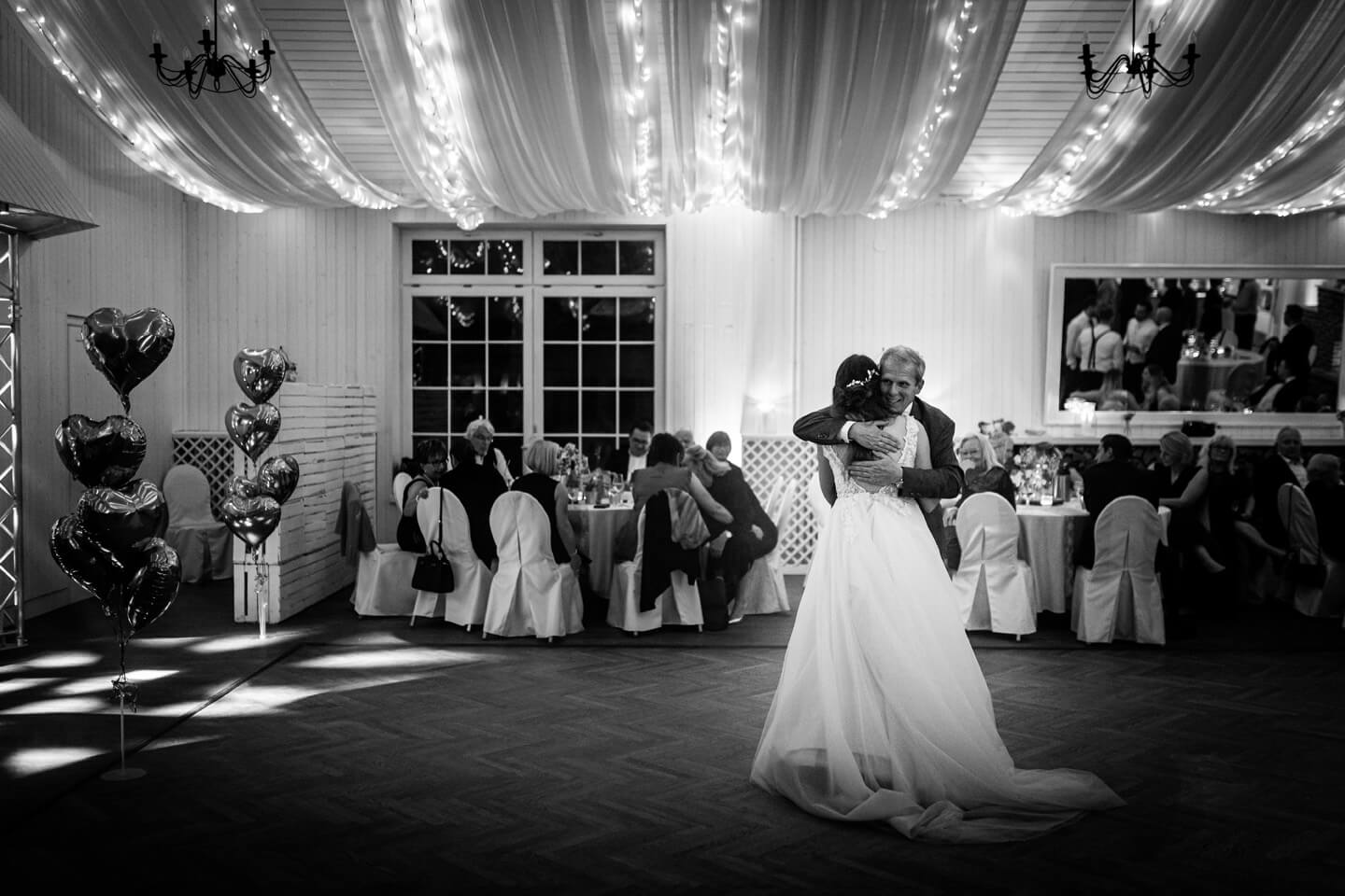 Braut tanzt mit ihrem Papa