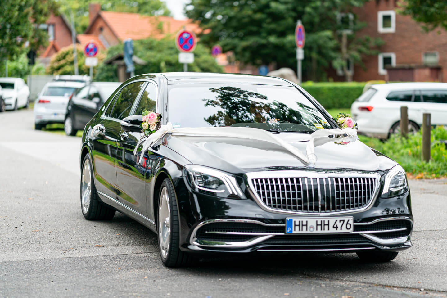 Das Brautauto fährt vor.