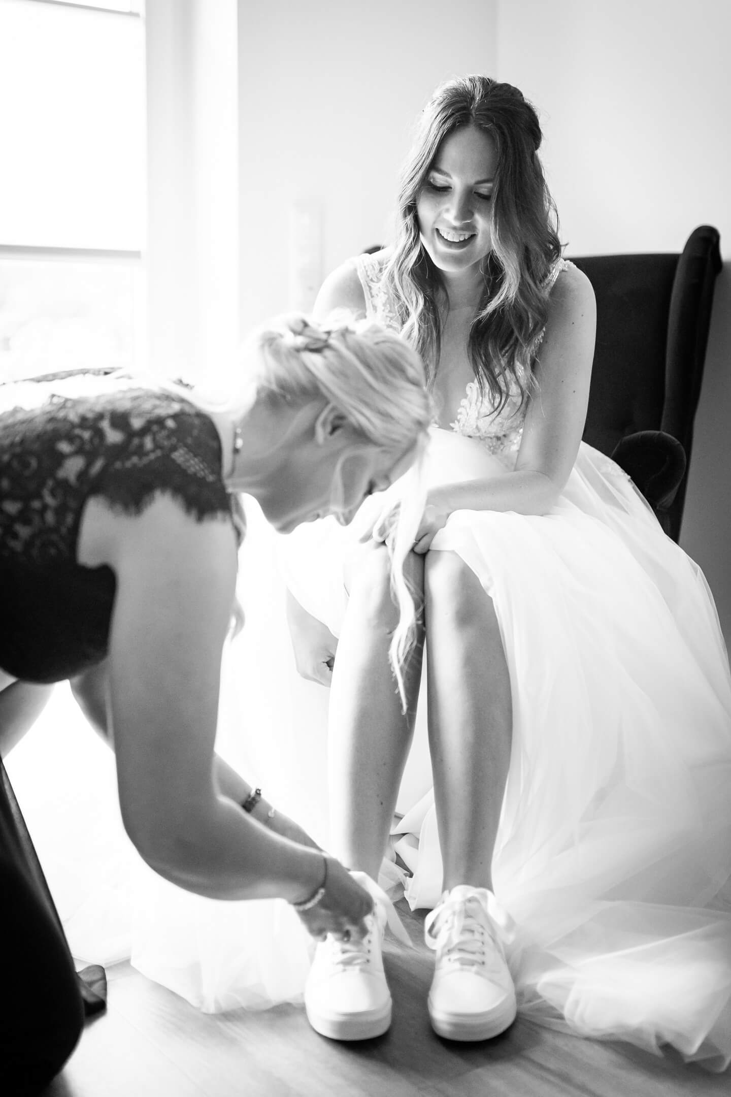 Trauzeugin und Braut beim fertigmachen für die Hochzeit. (Fotograf: Florian Läufer)