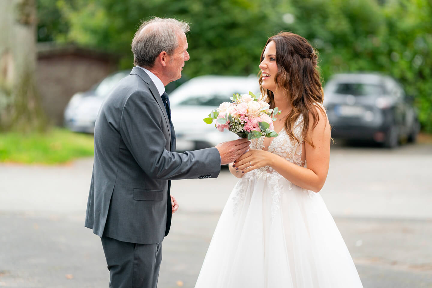 Brautvater übergibt den Brautstrauss an die Braut.