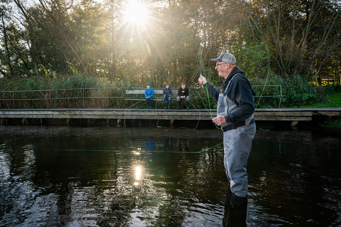 Demonstration einer Wurfübung beim Fliegenfischen