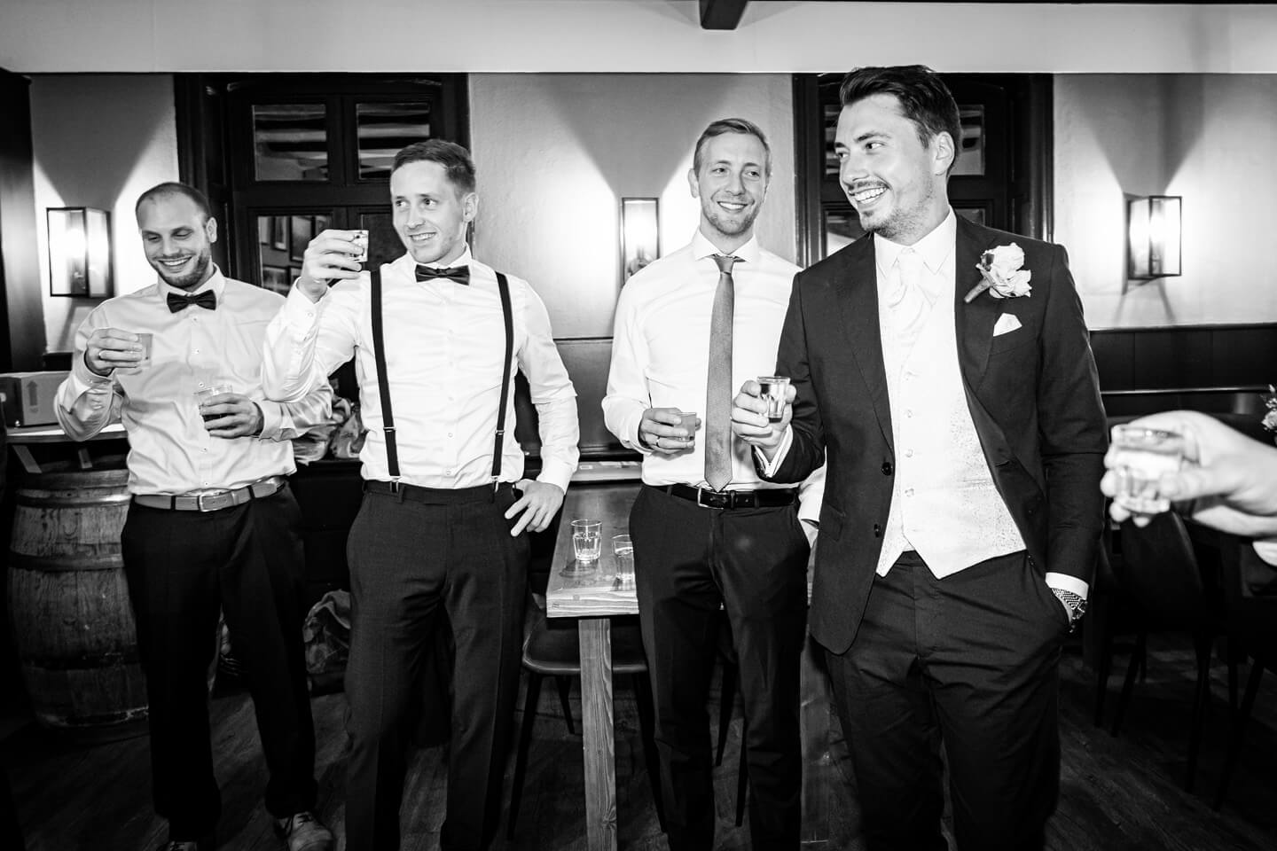 Hochzeitsreportage an der Whiskeybar zu später Stunde.