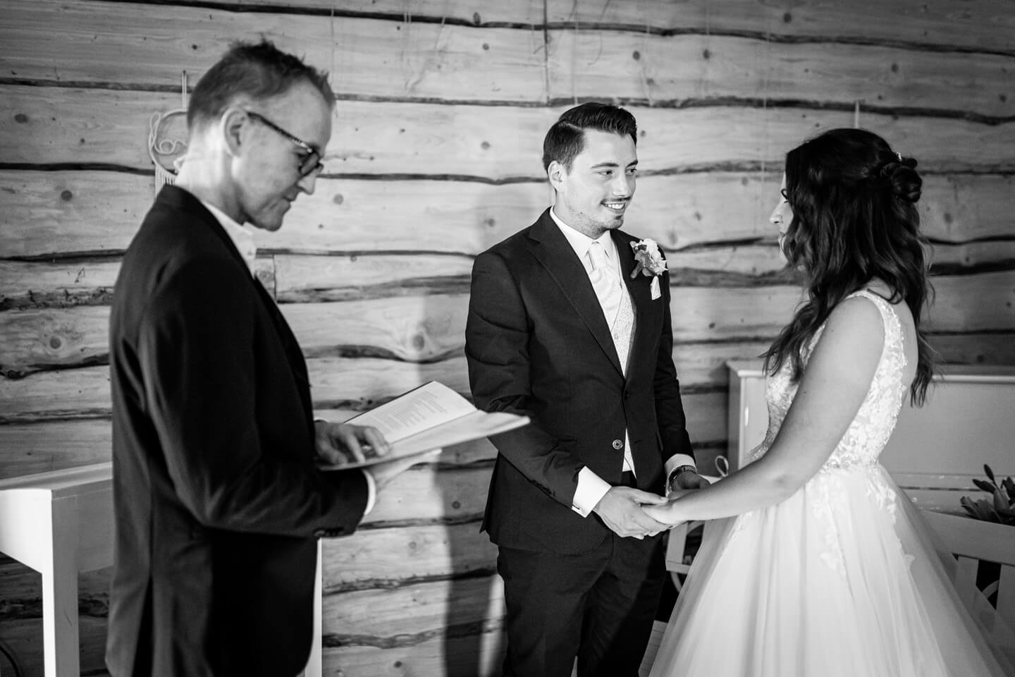 Brautpaar bei Scheunenhochzeit kurz vor dem Jawort.