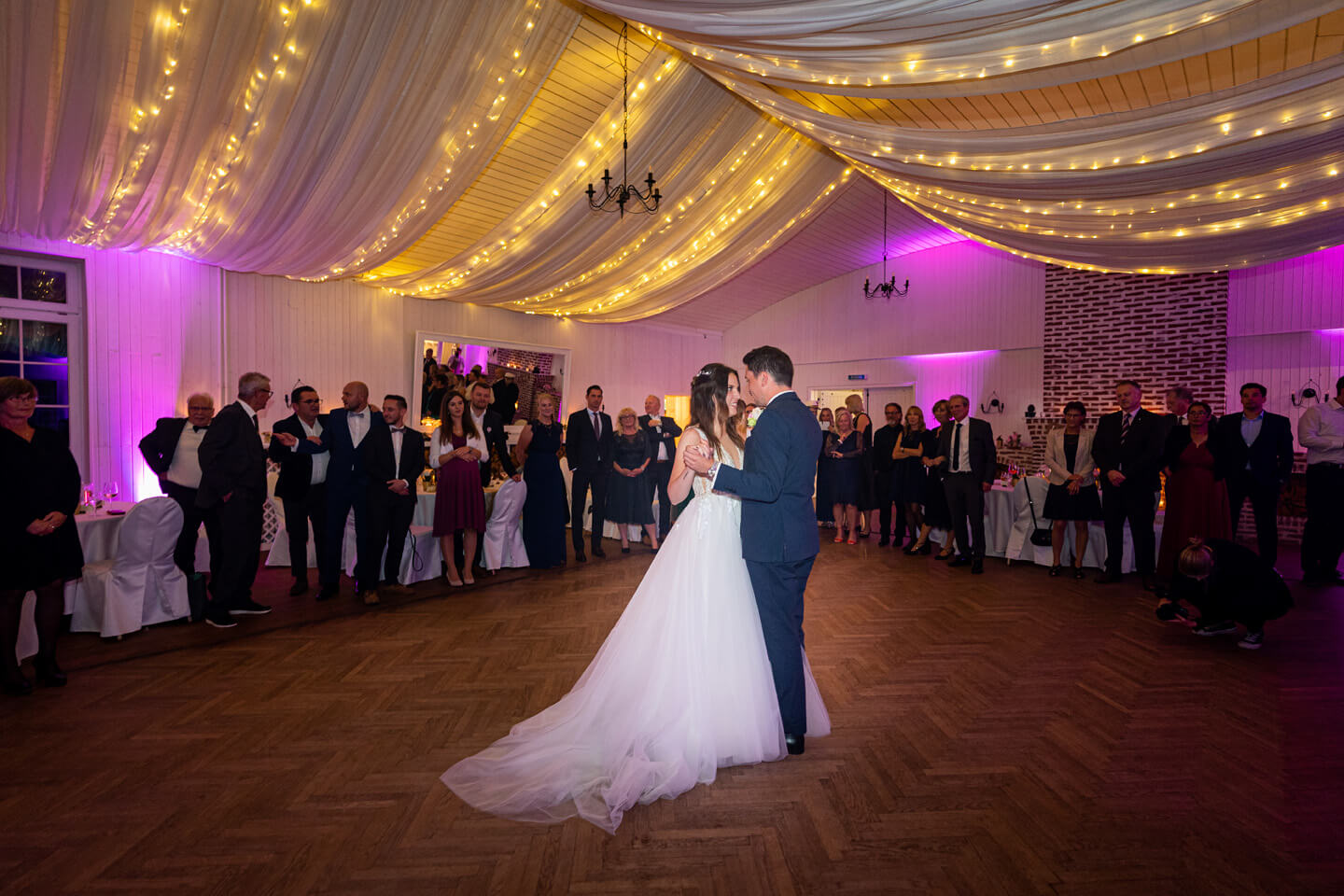 Das Brautpaar beim Eröffnungstanz.