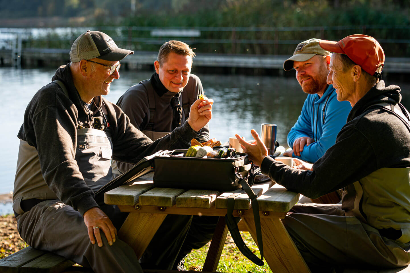 Fliegenfischer beim Fachsimpeln