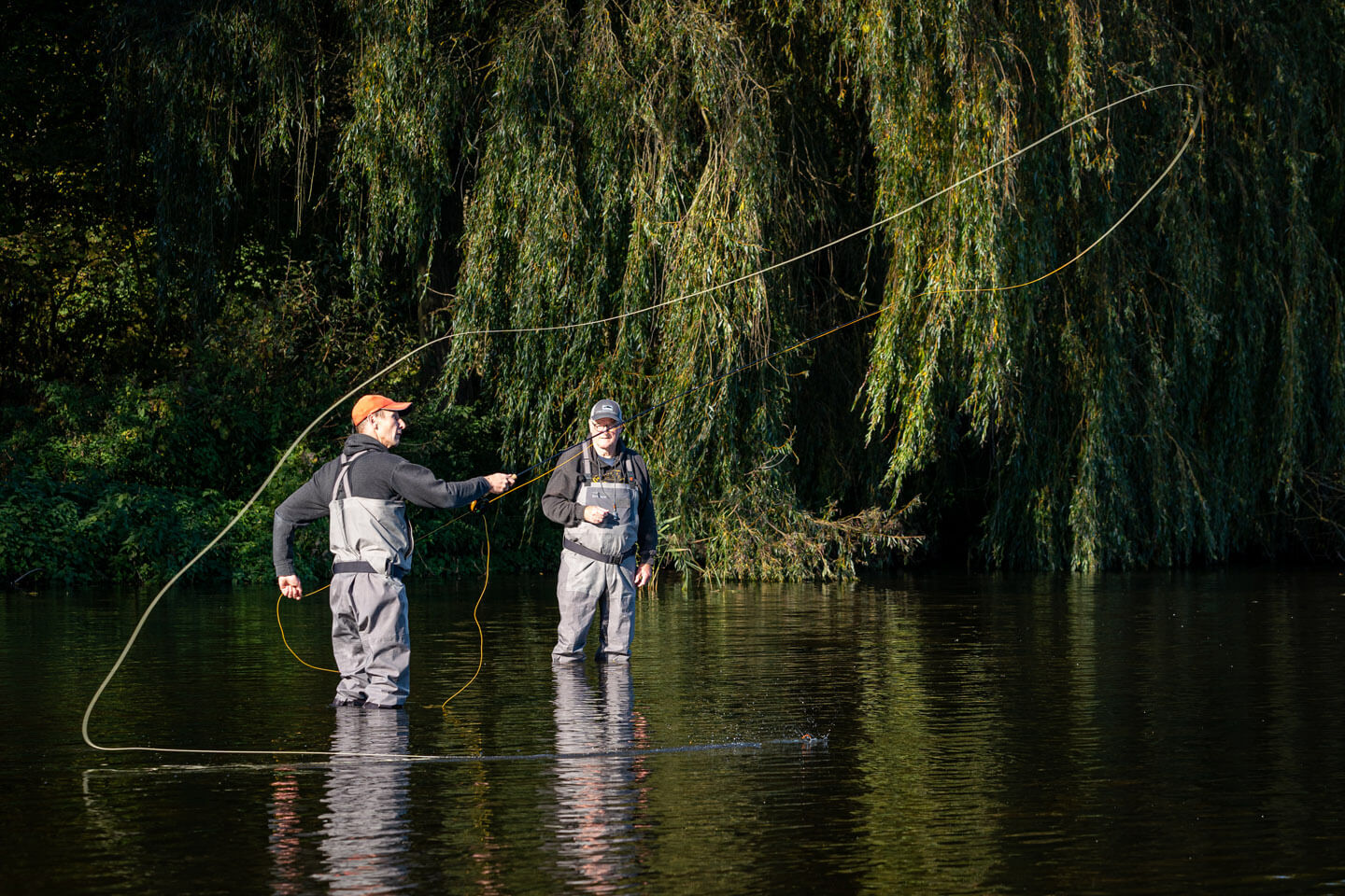 Lehrer und Schüler beim Wurftraining