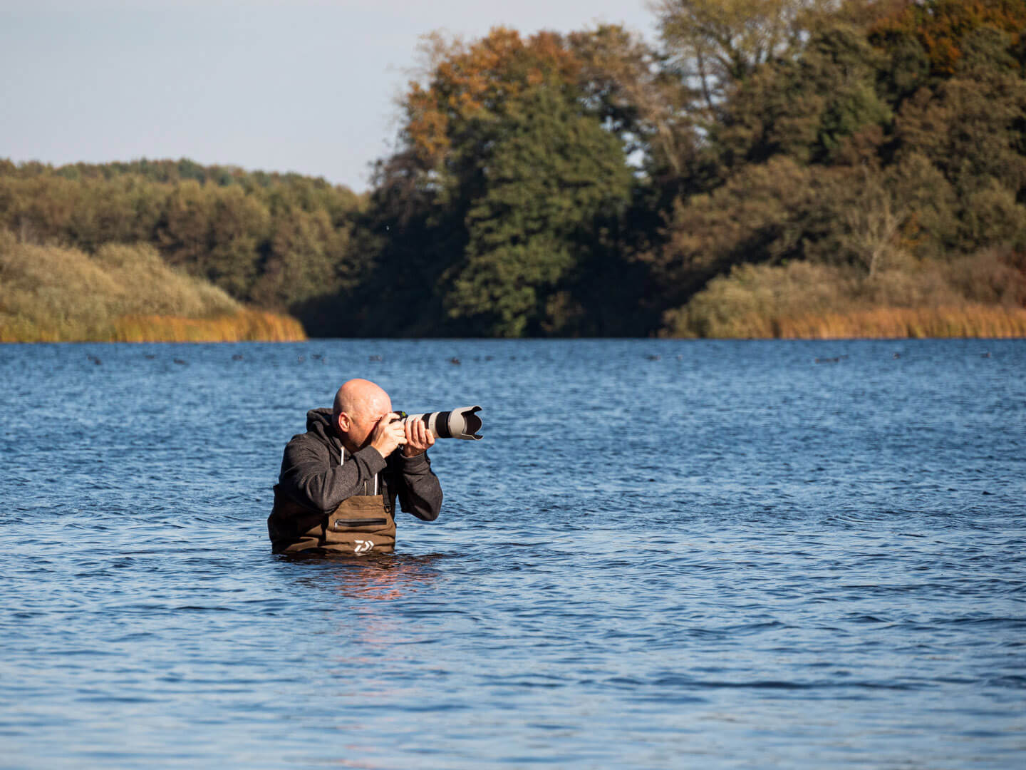 Der Hamburger Fotograf Florian Läufer in vollem Einsatz bei dieser Outdoor-Unternehmensfotografie am Westensee