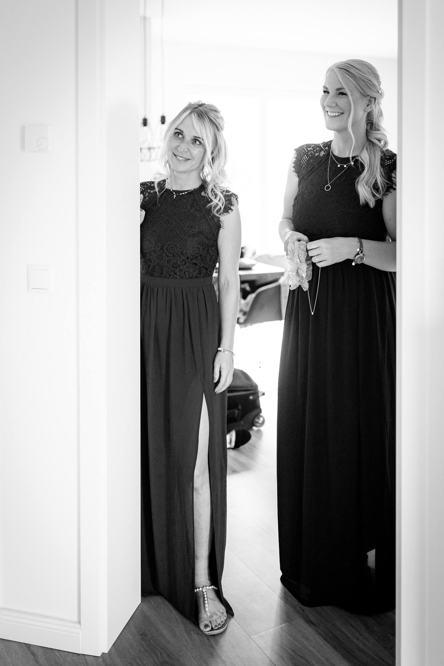 Trauzeuginnen werfen einen Blick in das Getting Ready der Braut.