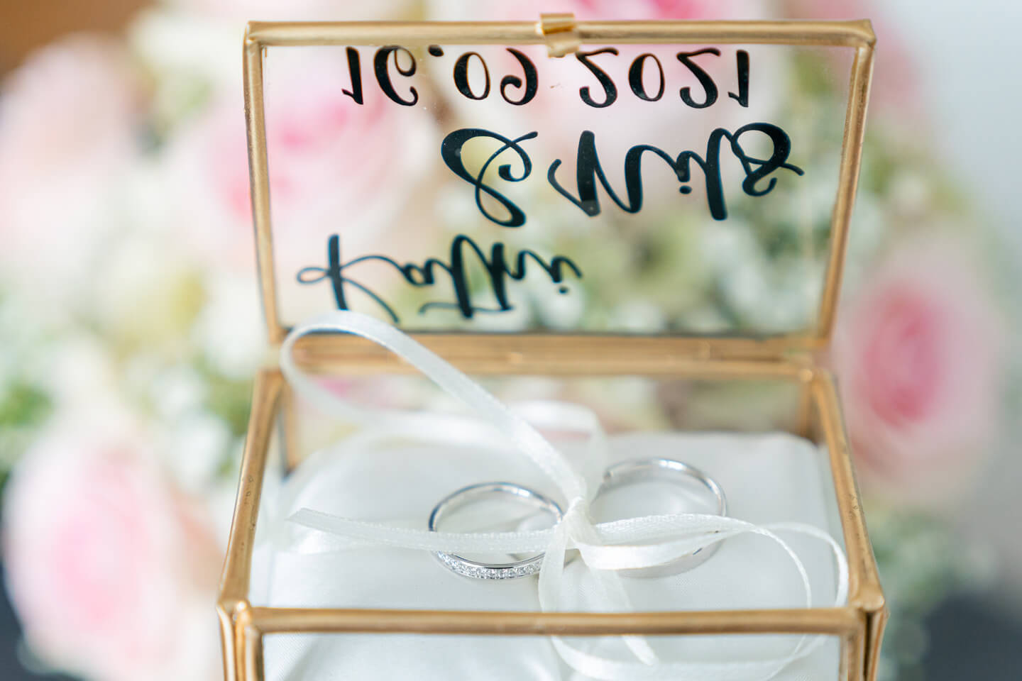 Glasschatulle mit Trauringen, fotografiert von Florian Läufer aus Hamburg.