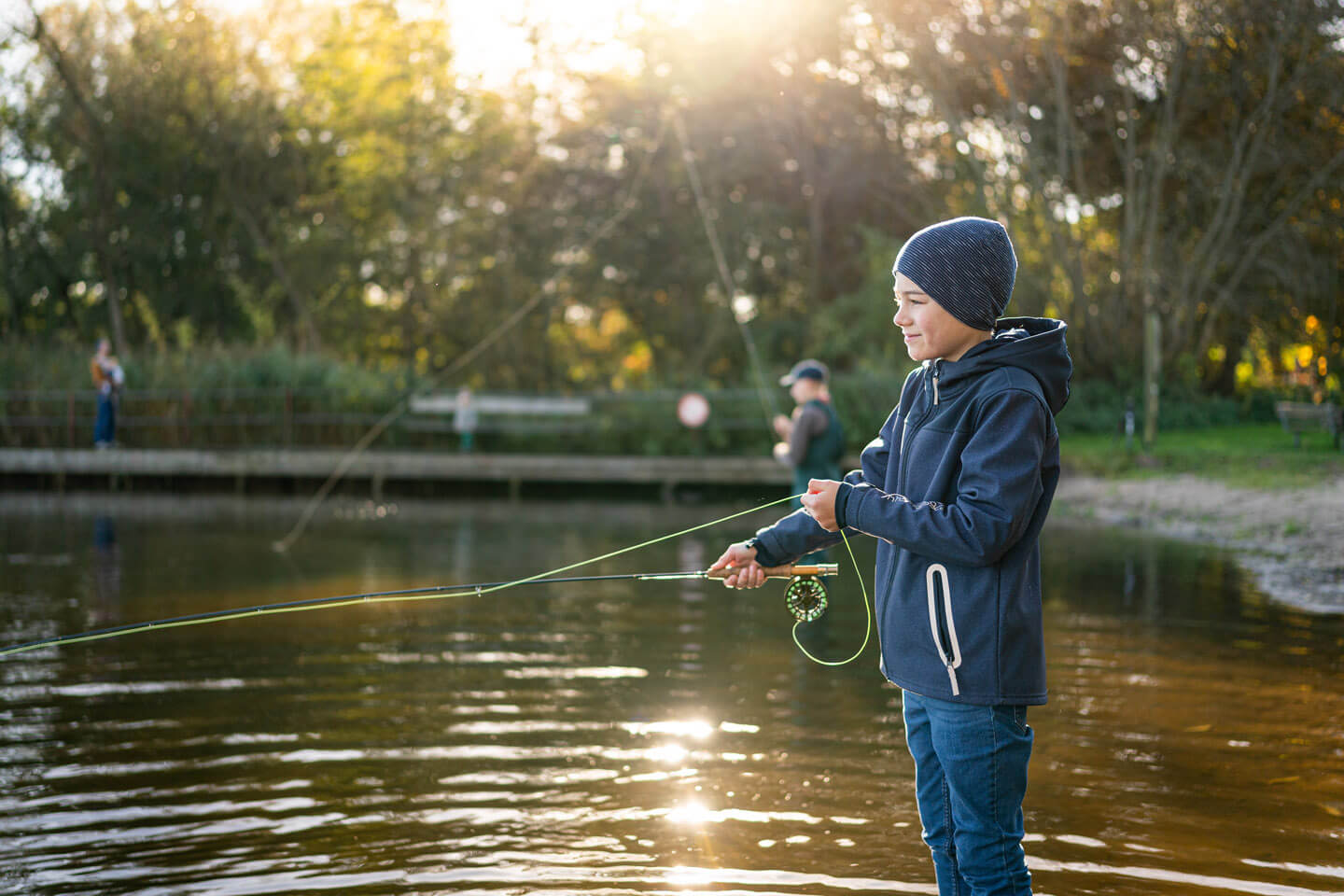 Jungangler beim Fliegenfischen