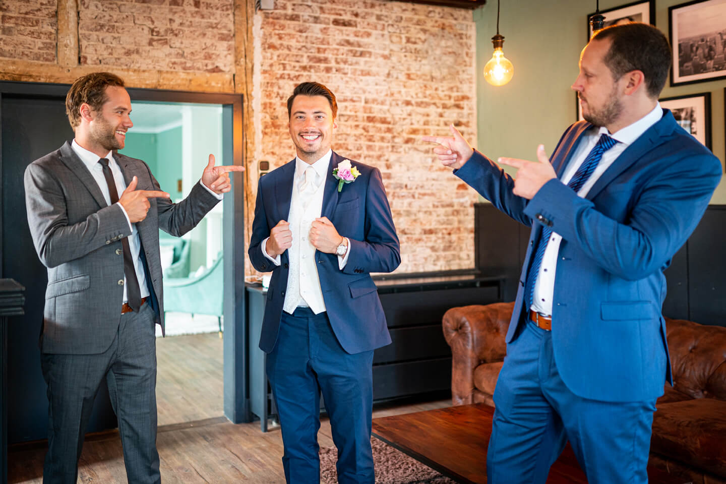 Bräutigam mit Trauzeugen