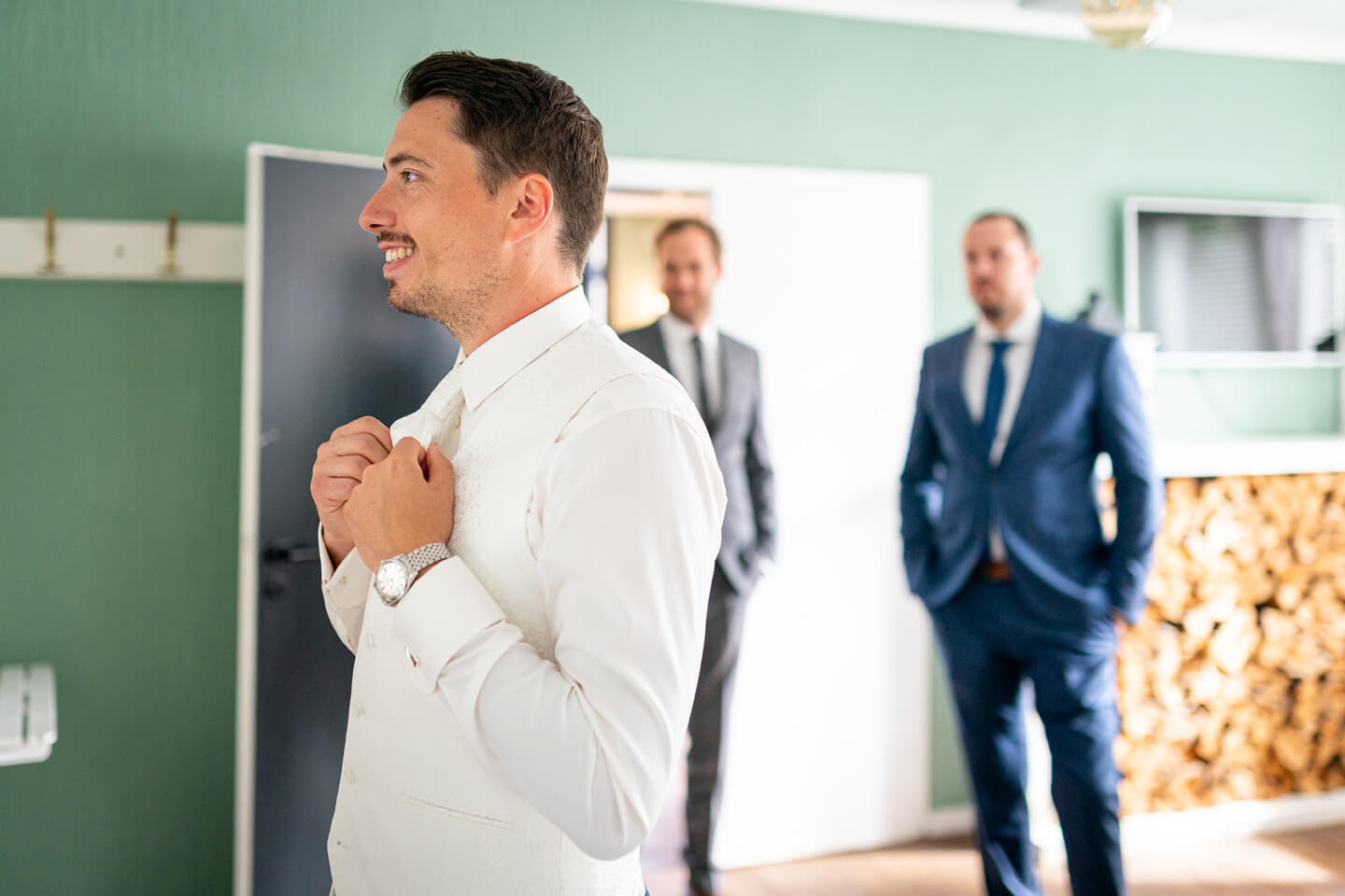 Bräutigam vor dem Spiegel.