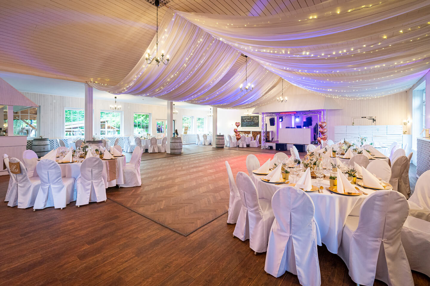 Der große Saal vom Landhaus Westerhof, wo diese Scheunenhochzeit in Niedersachsen stattfand.